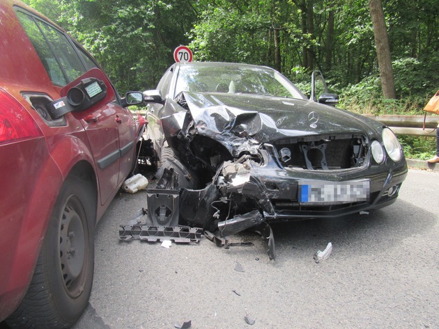 POL-ME: Zwei Autos nach Frontalzusammenstoß total beschädigt - Hilden - 2206108