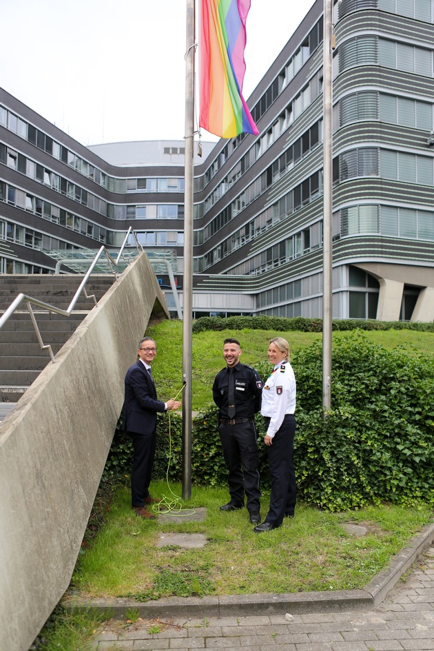 POL-HH: 250725-3. Polizei Hamburg hisst Regenbogenflagge und setzt Kampagne gegen queerfeindliche Gewalt mit prominenter Unterstützung fort