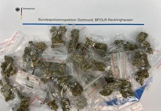 BPOL NRW: Während der Kontrolle durch die Bundespolizei - &quot;Kunde&quot; will trotzdem Drogen kaufen - 30 Verkaufseinheiten Marihuana und Bargeld sichergestellt