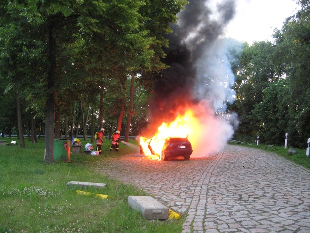 POL-HI: BMW fängt auf der Autobahn Feuer und brennt komplett aus