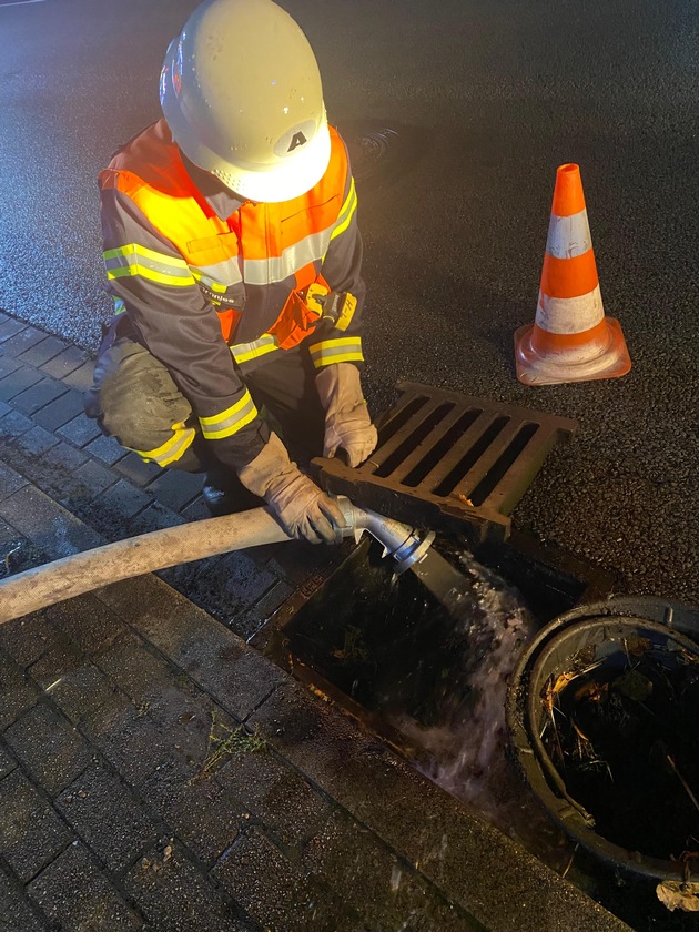 FW-ROW: Unwettereinsatz hält Feuerwehr in Atem: Blitzschlag und überschwemmte Straßen in Bremervörde