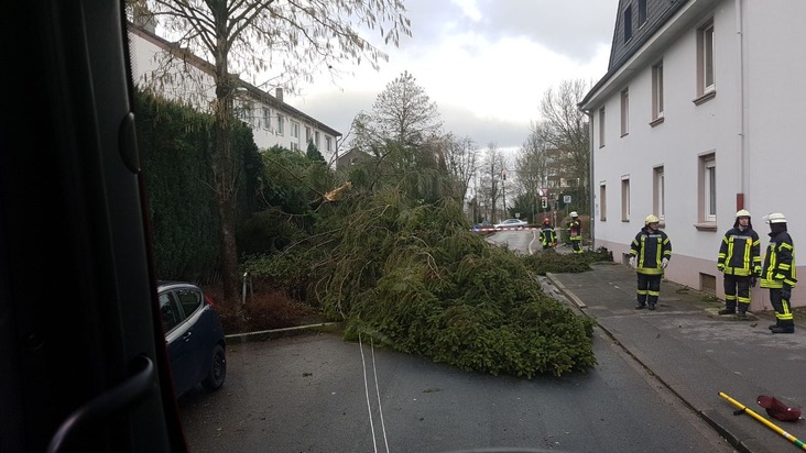 FW-HAAN: &quot;Friederike&quot; sorgt für zahlreiche Einsätze der Feuerwehr