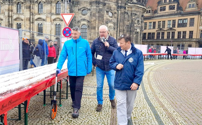 Weltrekord in Dresden: RID-Rekordrichter Olaf Kuchenbecker zertifiziert »längsten Christstollen« der Welt (1.022 Meter)