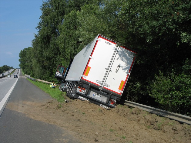 POL-WL: Verkehrsunfall mit Sattelzug führt zu Vollsperrung und erheblichen Verkehrsbehinderungen ++++ 2 Verkehrsunfälle mit verletzten Motorradfahrern