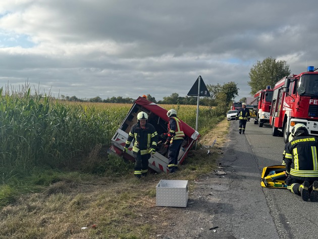 FW-AUR: Verkehrsunfall zwischen Auto und Pritschenwagen