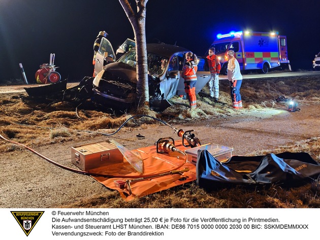FW-M: Pkw prallt gegen Baum (Lochhausen)