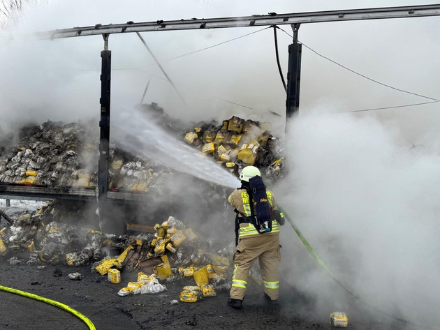 FW Helmstedt: Brennender Sattelauflieger auf der BAB2