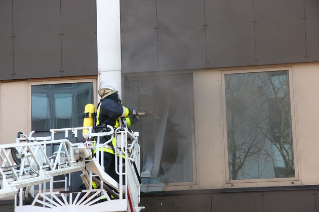 FW-E: Feuer in einem sechsgeschossigen Büro- und Geschäftshaus