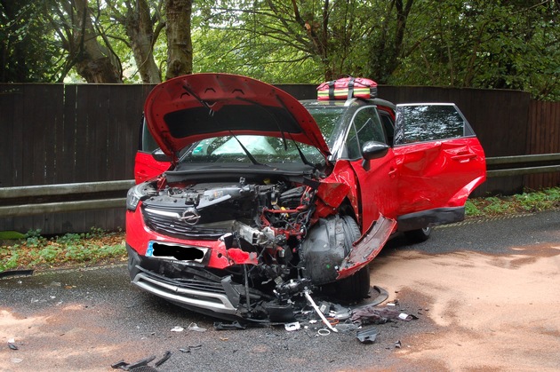 FW-EN: Verkehrsunfall mit drei beteiligten PKW - Zwei Personen verletzt