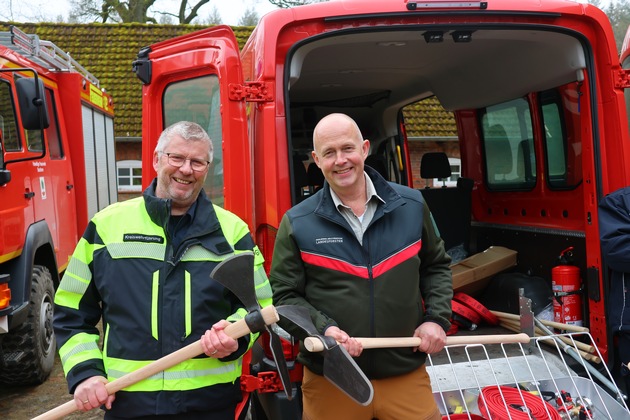 FW-SE: Schleswig-Holsteinische Landesforsten st&auml;rken Zusammenarbeit mit Feuerwehren im Segeberger Forst - Spezialausr&uuml;stung zur Waldbrandbek&auml;mpfung &uuml;bergeben