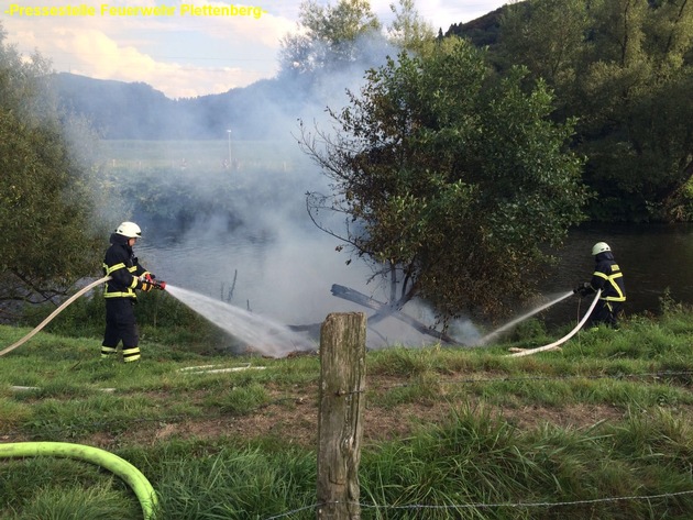 FW-PL: OT-Ohle. Brand am Ufer des Lennegewässers konnte schnell unter Kontrolle gebracht werden