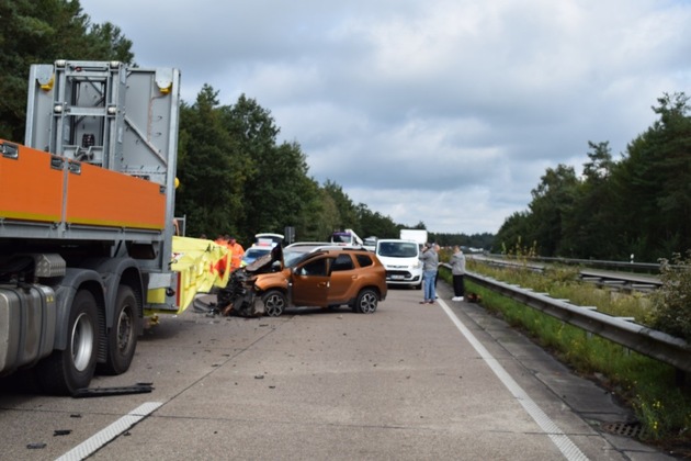 POL-DEL: Autobahnpolizei Ahlhorn: Pkw fährt auf der Autobahn 29 auf einen Sicherungsanhänger vor einer Arbeitsstelle auf (Gem. Großenkneten) +++ Fahrer leicht verletzt +++ Hoher Sachschaden