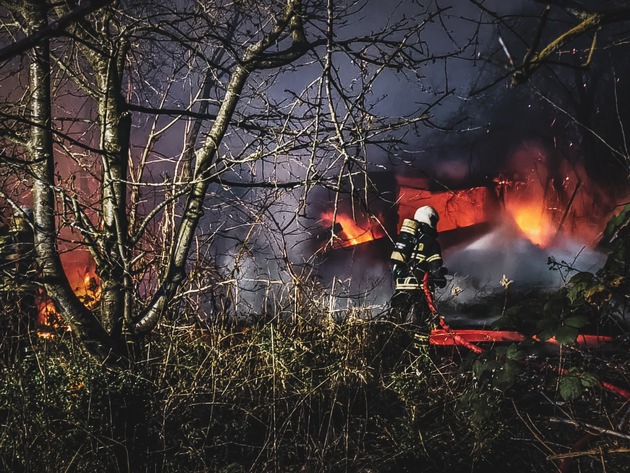 Feuerwehr Rostock: Ausgedehnter Brand in Kleingartenanlage