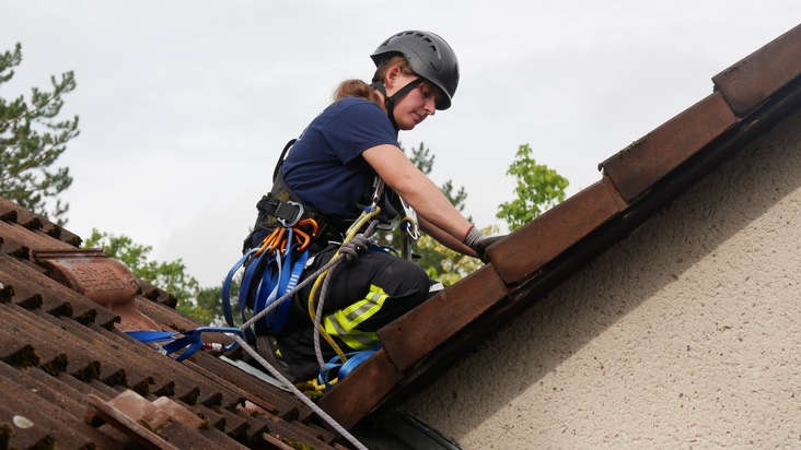 FW Celle: Auf den Dächern von Celle - Fortbildung &quot;Arbeiten im absturzgefährdeten Bereich&quot;