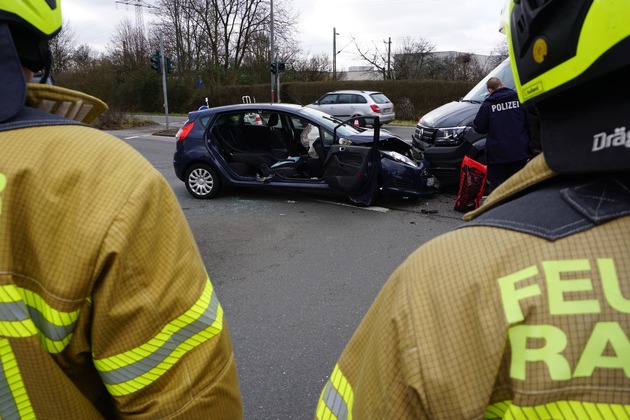 FW Ratingen: Verkehrsunfall im Kreuzungsbereich - Feuerwehr Ratingen im Einsatz