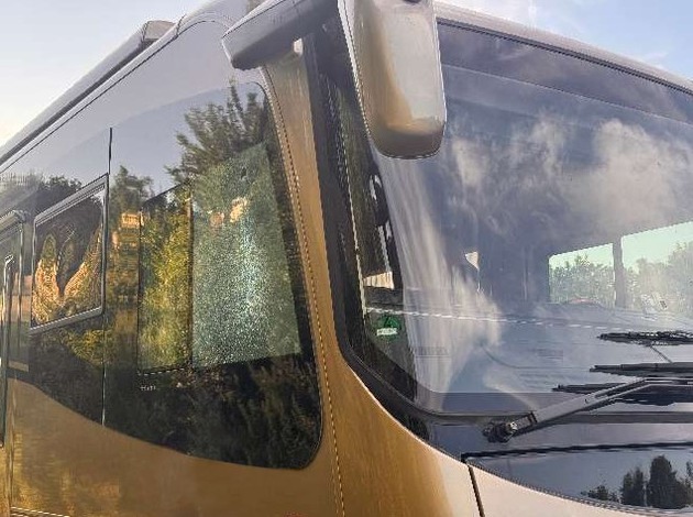 POL-H: Autobahn (A) 2: Unbekannte werfen Ast auf fahrendes Wohnmobil - Beifahrerscheibe zerschlagen. Wer kann Hinweise geben?
