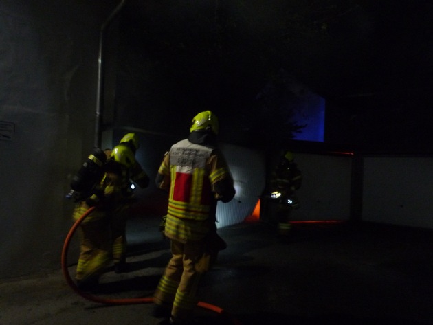 FW Paderborn: Unklare Rauchentwicklung stellte sich als Brand einer Garage heraus