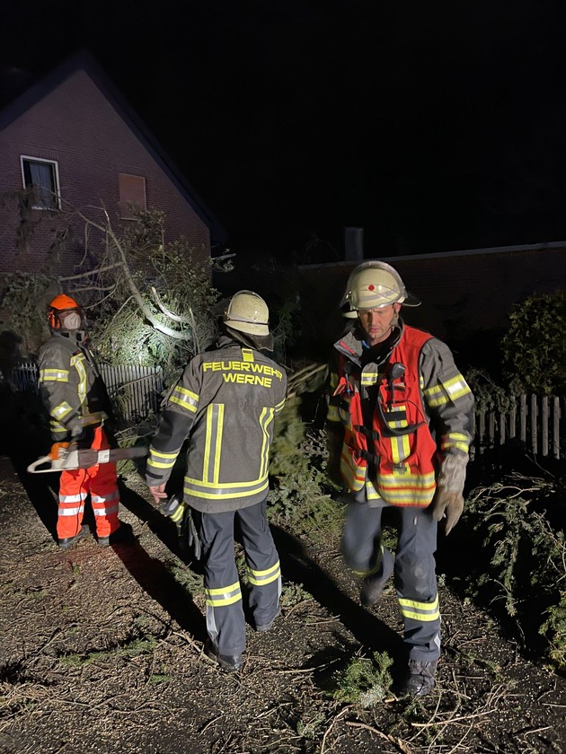 FW-WRN: Sturmbedingte Einsätze in Werne / Umgestürzte Bäume und lose Dachteile