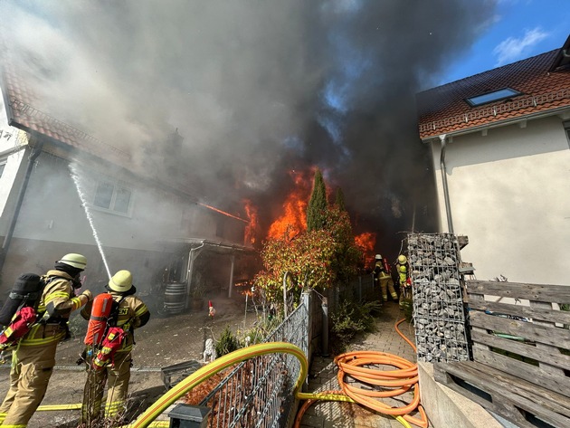 FW B&ouml;blingen: Garagenbrand greift auf Wohnhaus &uuml;ber
