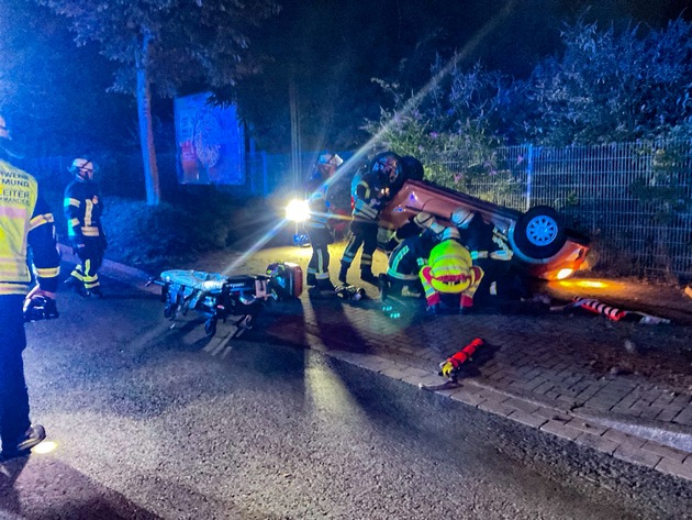 FW-DO: Fahrer nach Überschlag in Fahrzeug eingeschlossen - Feuerwehr befreit Verletzten