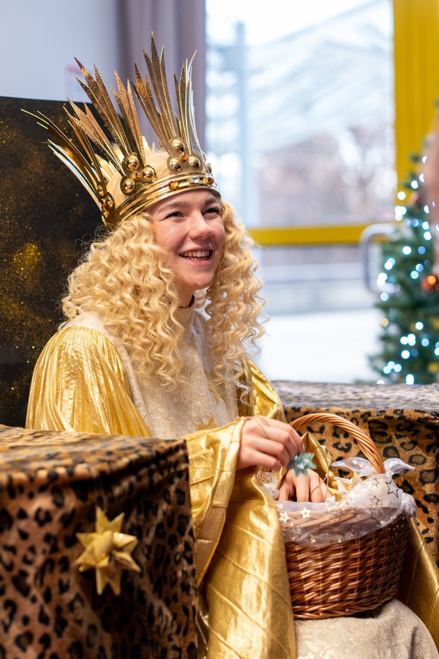 Nürnberger Christkind besucht junge Patientinnen und Patienten im Klinikum Nürnberg