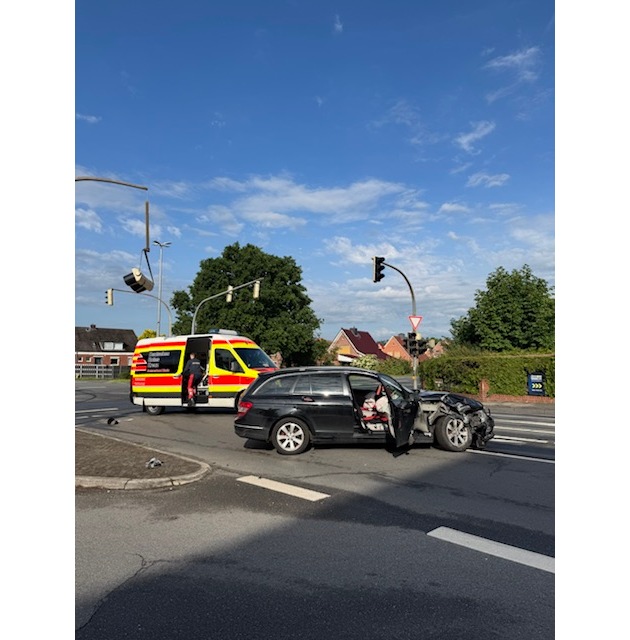 POL-STD: Gleich zwei Unfälle auf Kreuzung Bundesstraße 73/Thuner Straße in Stade , Einbrecher in Buxtehuder Wohnhaus