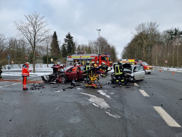 POL-STD: Drei Verletzte bei Unfall auf Bundesstraße 73 in Horneburg
