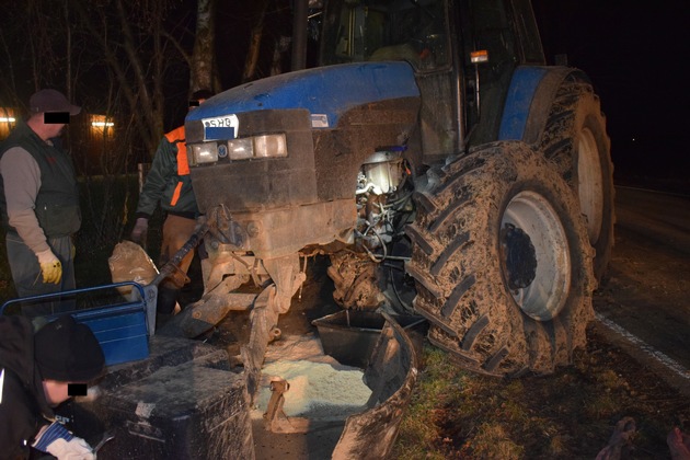 POL-NI: Stadthagen-Hoher Sachschaden bei Verkehrsunfall eines Traktors