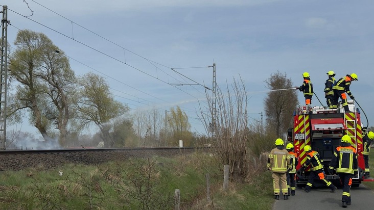 FW-ROW: B&ouml;schungsbrand entlang der Bahnstrecke - Feuerwehren mehrfach im Einsatz