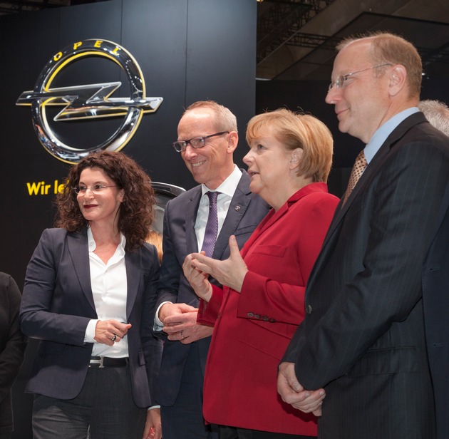 Bundeskanzlerin Merkel beeindruckt vom Opel Monza Concept (BILD)