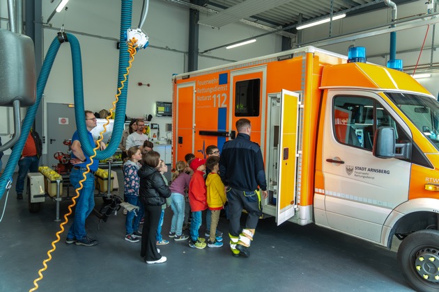 FW-AR: RETTUNGSWAGEN BESUCHT DIE KINDERFEUERWEHR BRUCHHAUSEN/NIEDEREIMER