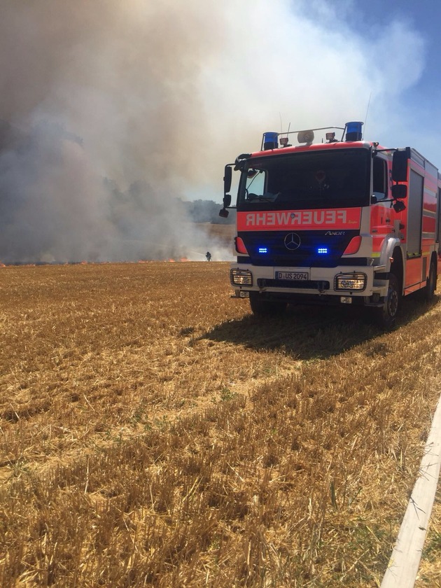 FW-D: Stoppelfeldbrand in Hubbelrath - Feuerwehr verhindert ein Übergreifen auf Wald