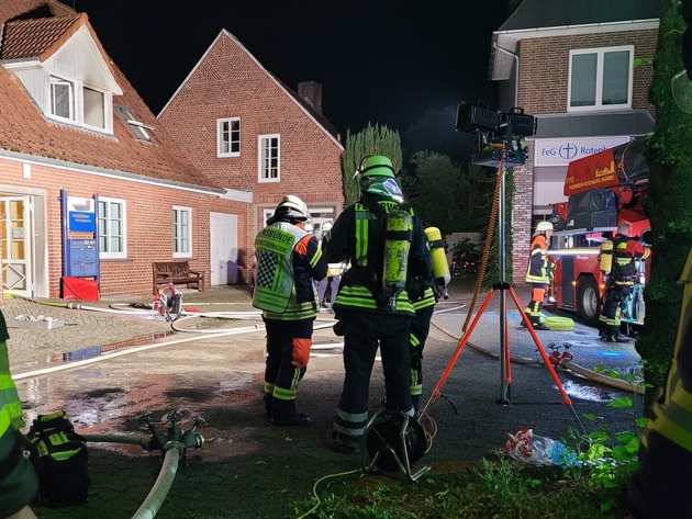 FW-ROW: Feuerwehr löscht Wohnungsbrand - Suche nach vermisster Person