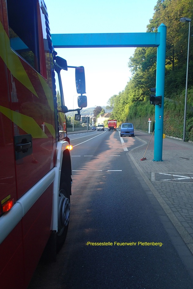 FW-PL: Ausgangs des Tunnelportals am Hestenbergtunnel in Plettenberg Motorschaden an Kleintransporter. 300 Meter Motorölspur mussten von der Feuerwehr abgestreut werden