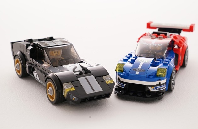 Ford-Werke GmbH: Faszinierende Fingerübung für große und kleine Autofans: Le Mans-Sieger Ford GT40 und Ford GT als LEGO-Bausatz