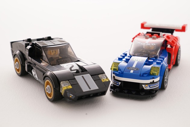 Faszinierende Fingerübung für große und kleine Autofans: Le Mans-Sieger Ford GT40 und Ford GT als LEGO-Bausatz