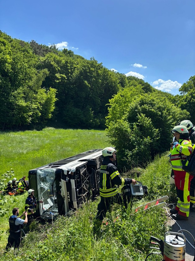 FW-EN: Schwerer Verkehrsunfall mit Linienbus - 10 Personen verletzt