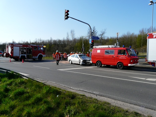 POL-WL: Beifahrerin nach Unfall im Pkw eingeklemmt ++ Vom Grundstück gefahren und Vorfahrt missachtet ++ Reifen im Wert von mehreren tausend Euro erbeutet ++ und weitere Meldungen