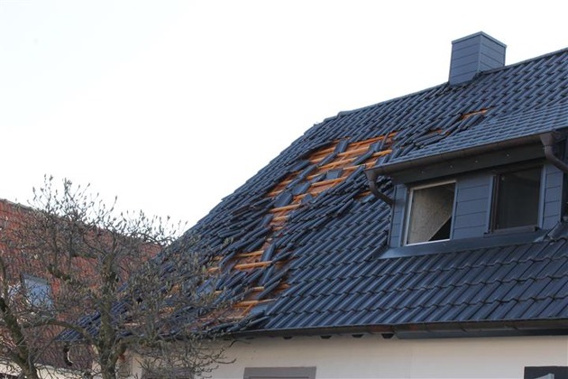 POL-PDNW: Verpuffung versetzt Dach eines Doppelhauses