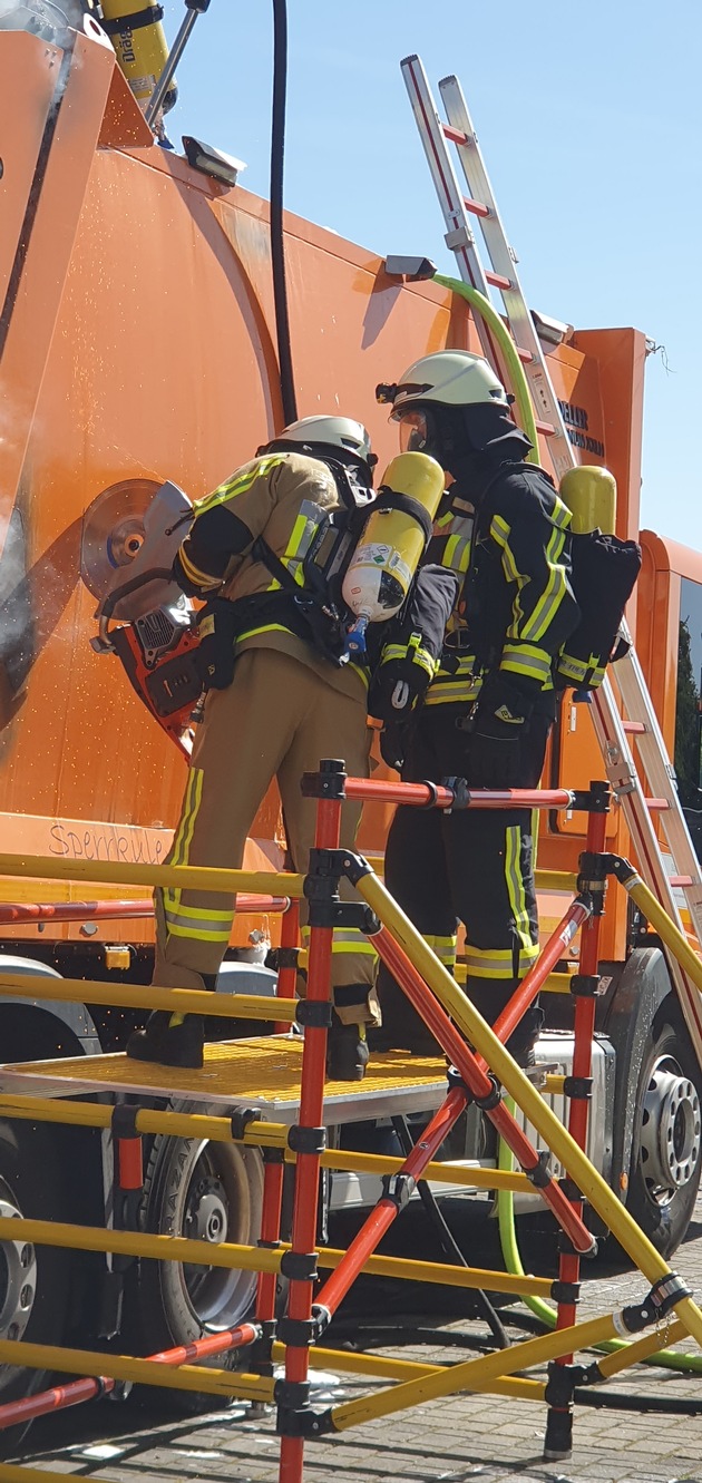 FW-Langenfeld: Brennendes Sperrmüllfahrzeug fährt zur Hauptfeuer- und Rettungswache