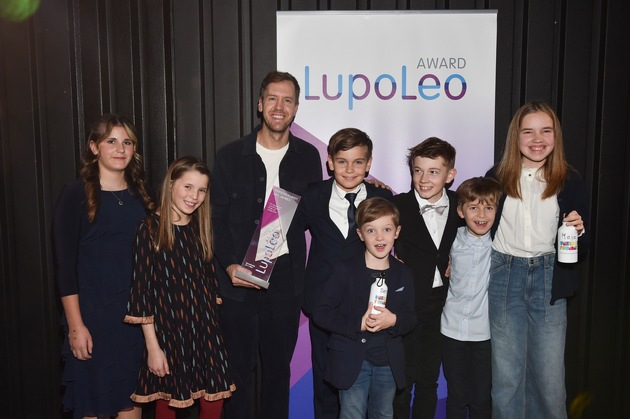 LupoLeo Award-Sieger Sebastian Vettel begeistert: &quot;Ich bin wirklich gerührt&quot; / Größter Förderpreis für soziales Engagement im Kinder- &amp; Jugendbereich: Recycling Roadies und Giulianna Göb ausgezeichnet