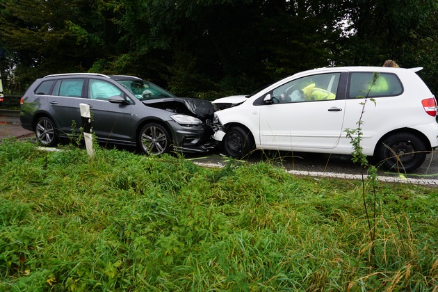 FW Ratingen: Verkehrsunfall mit drei Verletzetn