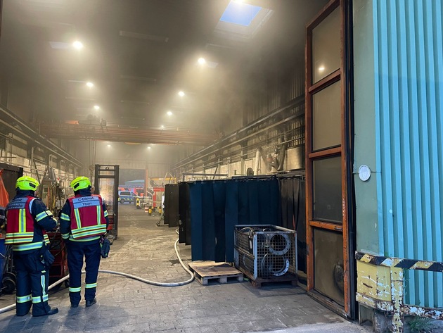 FW Bergheim: Feuerwehr löscht Brand in Werkstatthalle Starke Rauchentwicklung am frühen Morgen
