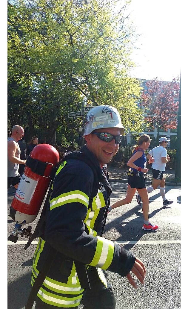 FW-D: Feuerwehrmann läuft Marathon in kompletter Schutzausrüstung