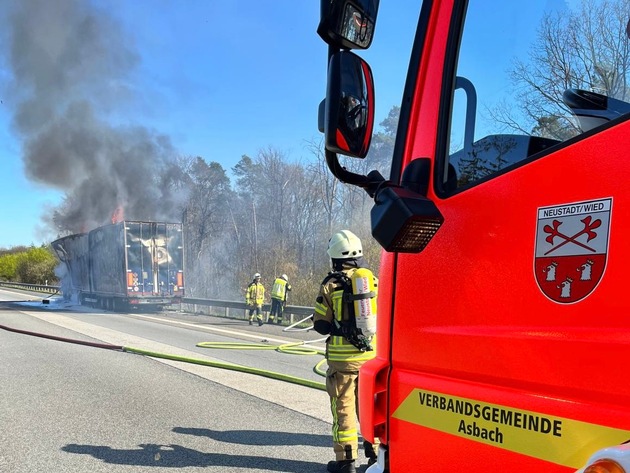 FW VG Asbach: LKW-Brand auf der A3 f&uuml;hrt zu langem R&uuml;ckstau / Unfall am Stauende