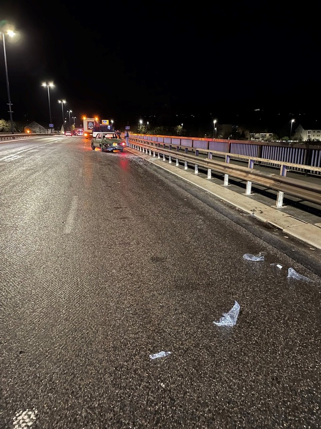 POL-PDTR: Zwei Unfälle auf der Konrad- Adenauer Brücke! Kaum zu glauben, dass im Winter die Straßen glatt sein können!!
