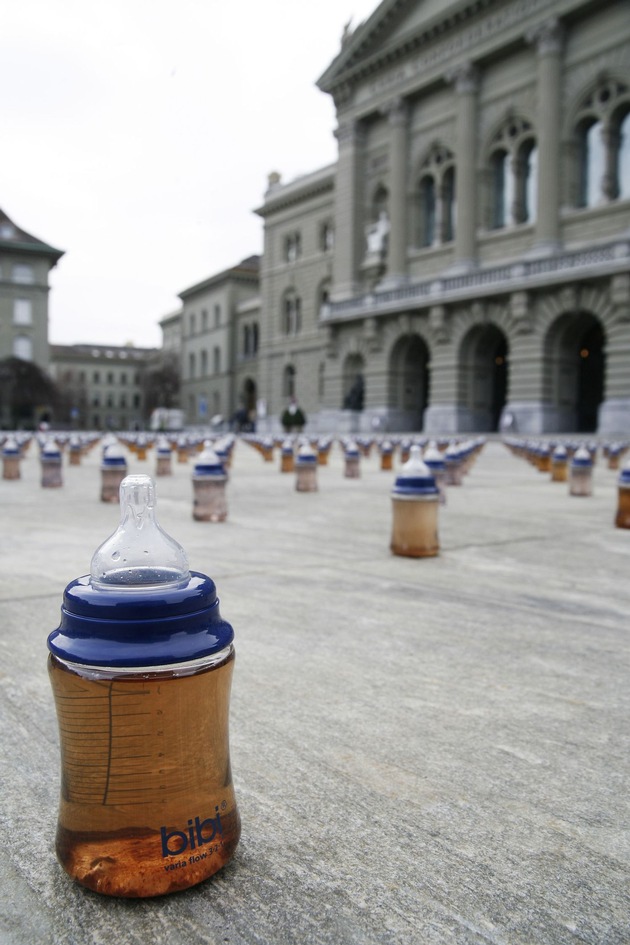 Wassernot tötet Kinder: Helvetas Mahnmal auf dem Bundesplatz