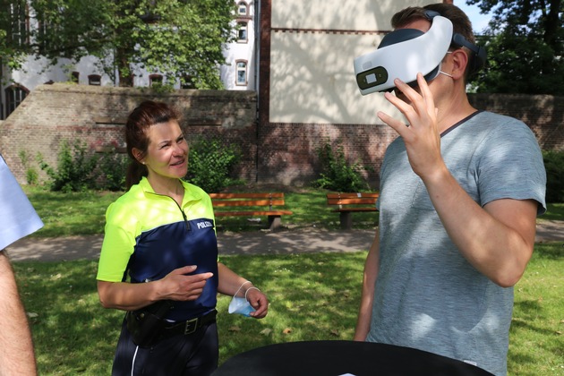 POL-DU: Der etwas andere Blick auf Unfälle - Polizei setzt VR-Brillen ein