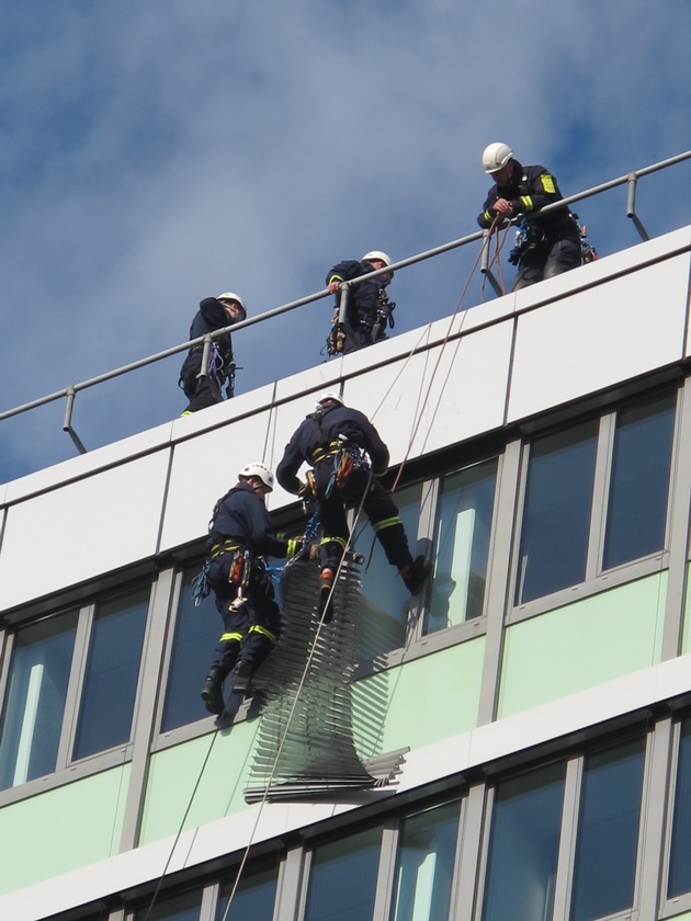 FW-D: Lose Außenjalousie erfordert Höhenretter-Einsatz