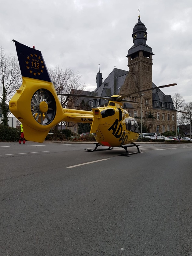 FW-EN: Wetter - Hubschrauberlandung, Person hinter verschlossener Tür und Verkehrsunfall am Samstag